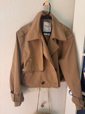 Abercrombie & Fitch Cropped Trench Jacket - Tan (size large)